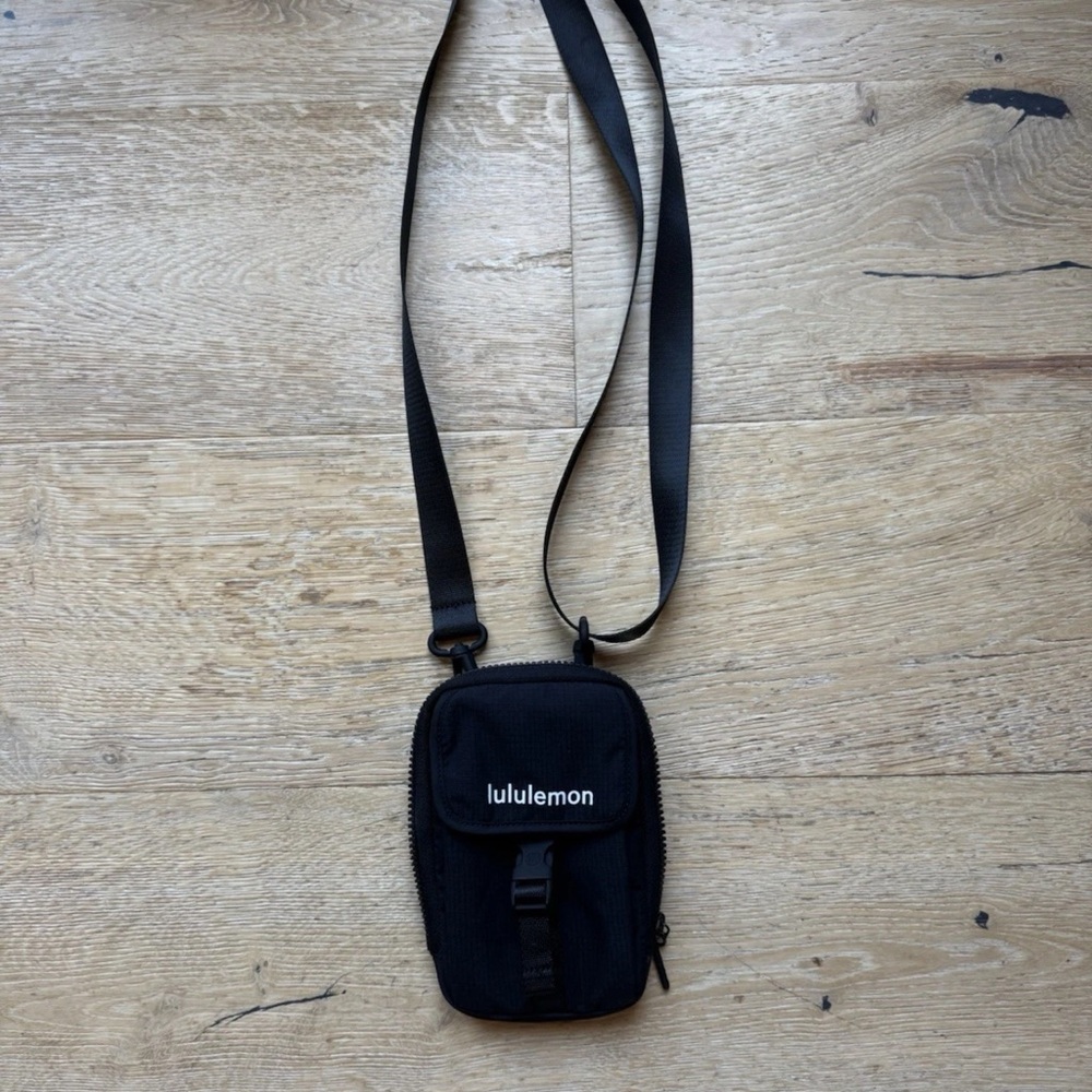 lululemon athletica Black cross body bag mint cond price firm!